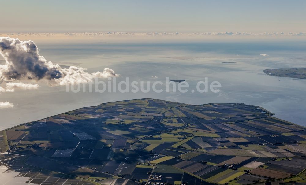 Nordstrand von oben - Strukturen auf landwirtschaftlichen Feldern an der Nordseeküste in Nordstrand im Bundesland Schleswig-Holstein, Deutschland