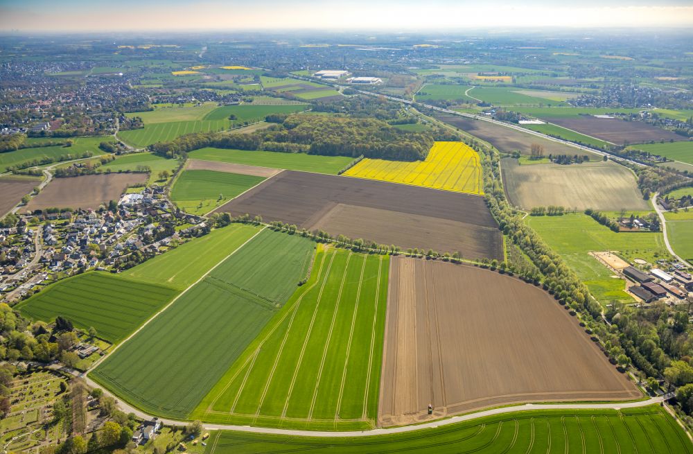Oberaden aus der Vogelperspektive: Strukturen auf landwirtschaftlichen Feldern in Oberaden im Bundesland Nordrhein-Westfalen, Deutschland