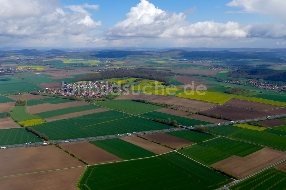 Rosdorf aus der Vogelperspektive: Strukturen auf landwirtschaftlichen Feldern in Rosdorf im Bundesland Niedersachsen, Deutschland