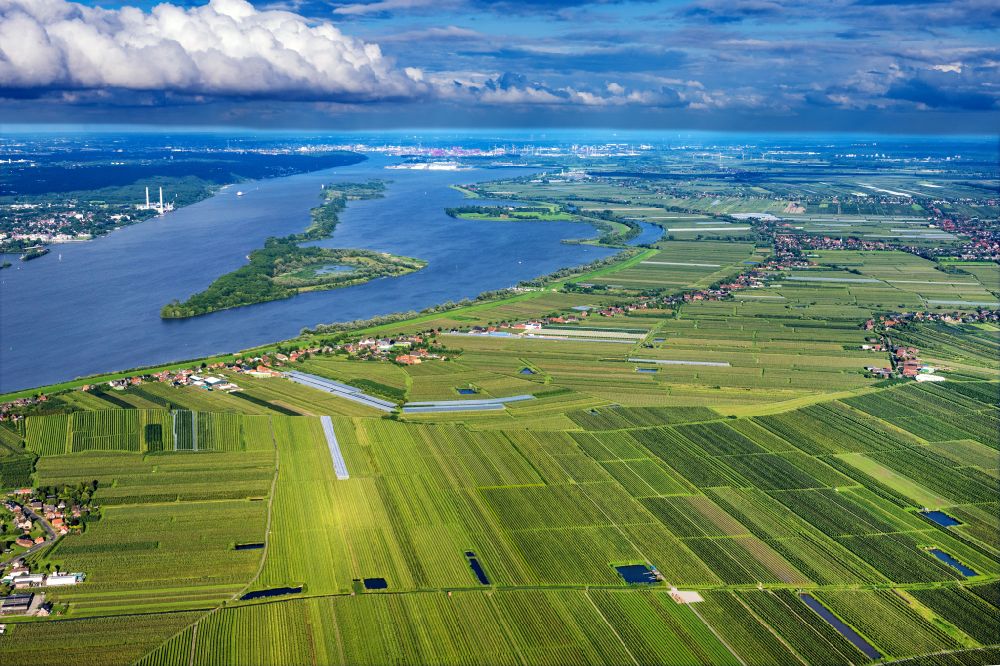 Luftbild Jork - Strukturen auf landwirtschaftlichen Feldern am Ufer des Flußverlaufes der Elbe in Jork im Bundesland Niedersachsen, Deutschland