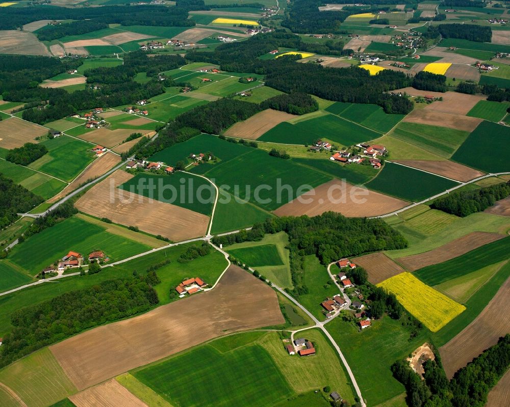 Luftaufnahme Vogging - Strukturen auf landwirtschaftlichen Feldern in Vogging im Bundesland Bayern, Deutschland