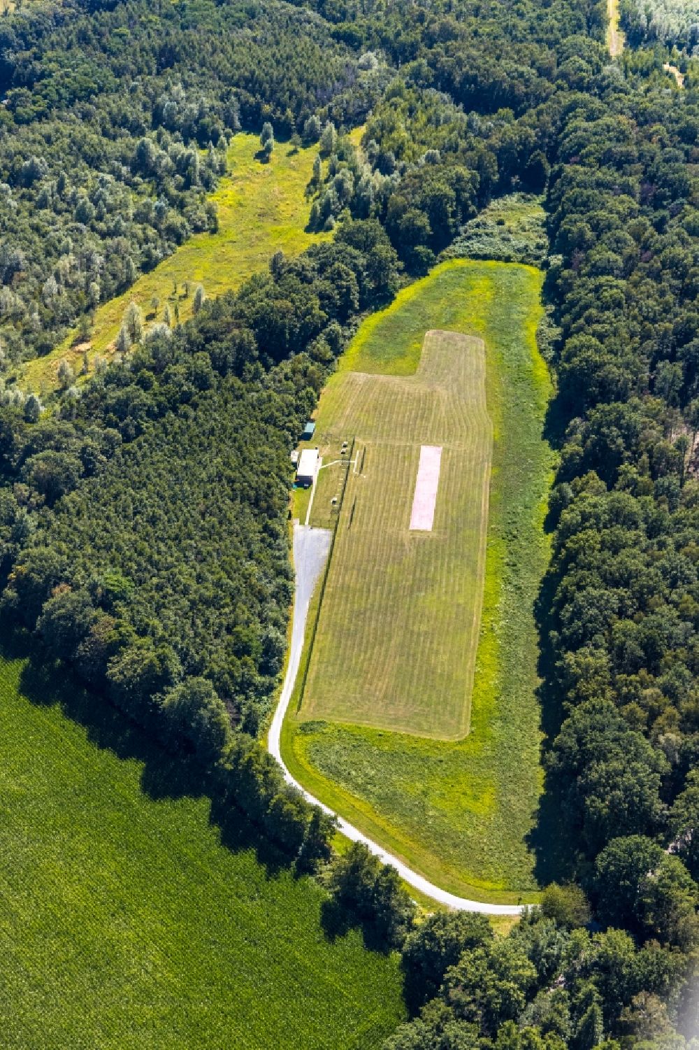 Bottrop aus der Vogelperspektive: Strukturen auf landwirtschaftlichen Feldern von Wald umgeben in Bottrop im Bundesland Nordrhein-Westfalen, Deutschland
