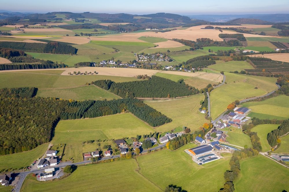 Eslohe (Sauerland) von oben - Strukturen auf landwirtschaftlichen Feldern und Wäldern in Eslohe (Sauerland) im Bundesland Nordrhein-Westfalen
