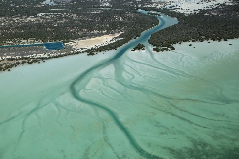 Luftaufnahme Abu Dhabi - Strukturen der Priele in den Mangroven Gewässern bei der Insel Zeraa Island in Abu Dhabi in Vereinigte Arabische Emirate