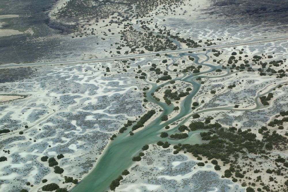 Luftaufnahme Abu Dhabi - Strukturen der Priele in den Mangroven Gewässern auf der Insel Al Jubail Island in Abu Dhabi in Vereinigte Arabische Emirate