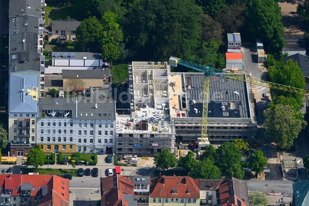 Luftaufnahme Rostock - Studenten- Wohnheim - Gebäude mit Mensa an der Ulmenstraße im Ortsteil Kröpeliner-Tor-Vorstadt in Rostock im Bundesland Mecklenburg-Vorpommern, Deutschland