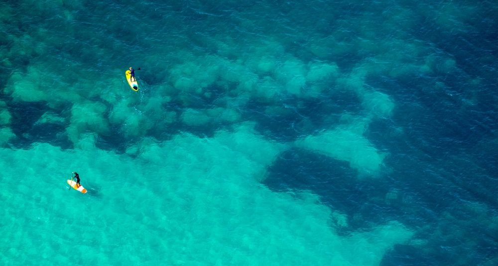 Luftaufnahme Son Real - SUP Board Sportboot in Fahrt in der Bucht von Alcudia in Son Real in Balearische Insel Mallorca, Spanien