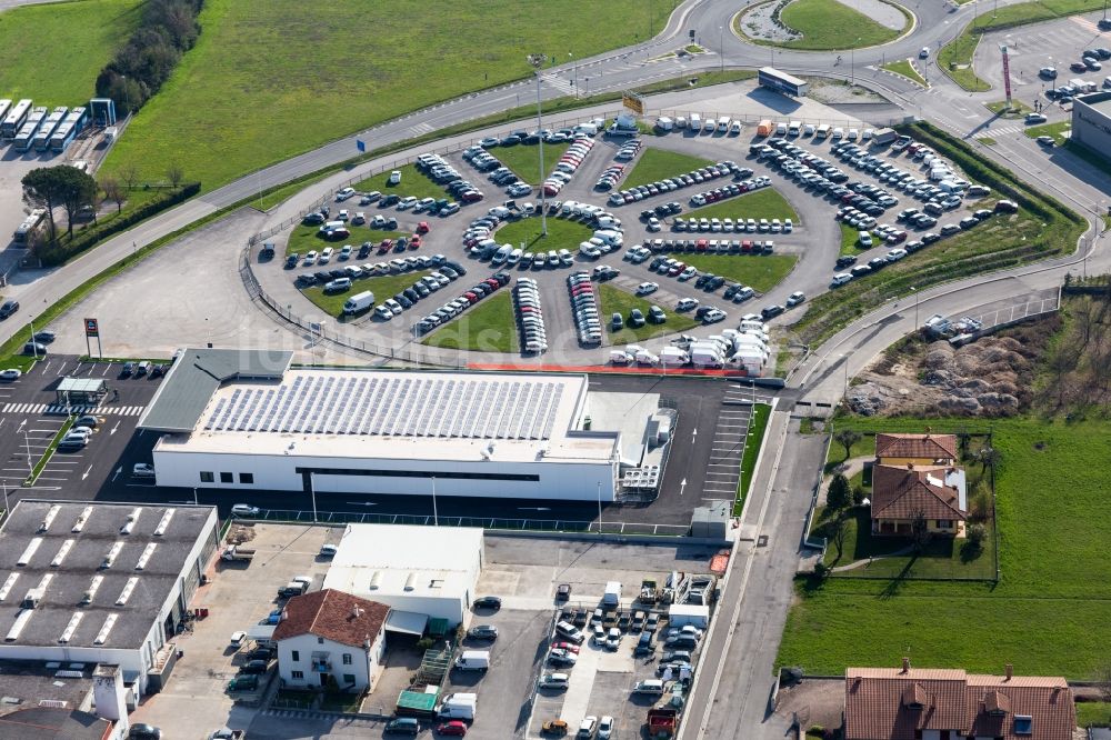 Luftbild Spilimbergo - Supermarkt Aldi und runder Parkplatz in Spilimbergo in Friuli-Venezia Giulia, Italien