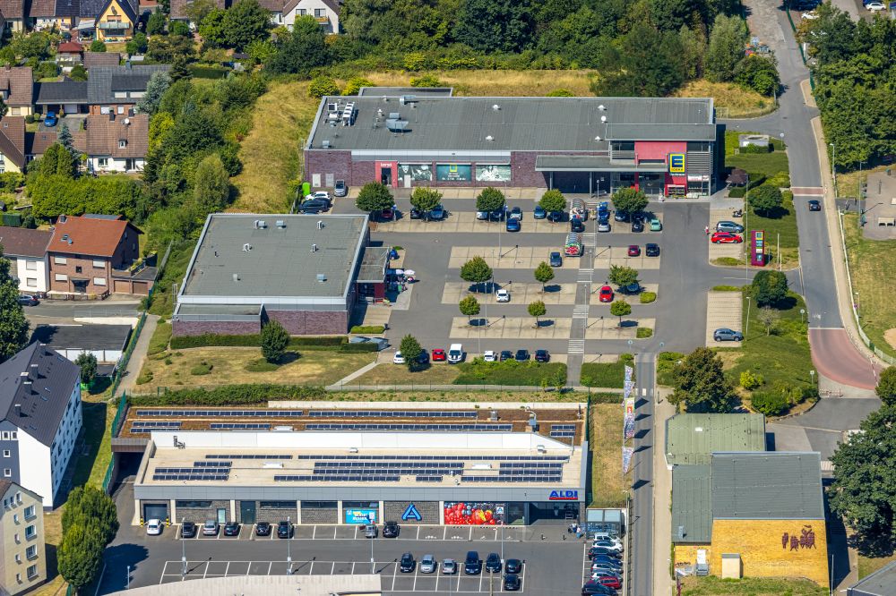 Witten aus der Vogelperspektive: Supermarkt Edeka und Aldi am Haldenweg in Witten im Bundesland Nordrhein-Westfalen, Deutschland