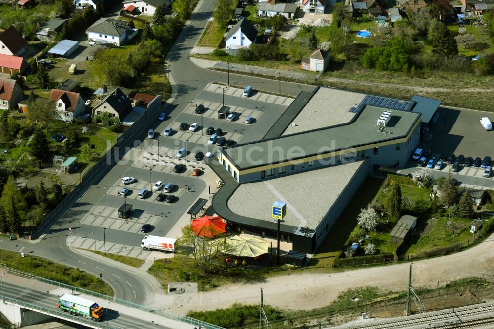 Luftaufnahme Waren (Müritz) - Supermarkt Edeka an der Karl-Marx-Straße in Waren (Müritz) im Bundesland Mecklenburg-Vorpommern, Deutschland