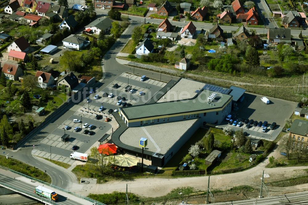 Waren (Müritz) von oben - Supermarkt Edeka an der Karl-Marx-Straße in Waren (Müritz) im Bundesland Mecklenburg-Vorpommern, Deutschland