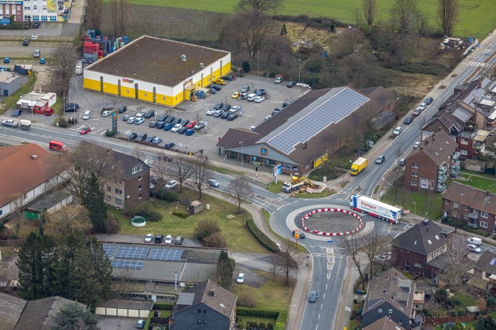 Luftbild Oberhausen - Supermarkt am Kreisverkehr - Straßenverlauf Von-Trotha-Straße - Weierstraße im Ortsteil Weierheide in Oberhausen im Bundesland Nordrhein-Westfalen, Deutschland