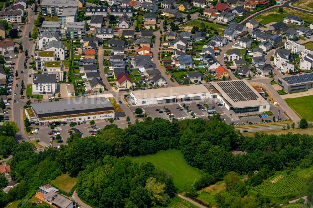 Kenzingen von oben - Supermarkt Lebensmittel Fachmärkte in Kenzingen im Bundesland Baden-Württemberg, Deutschland