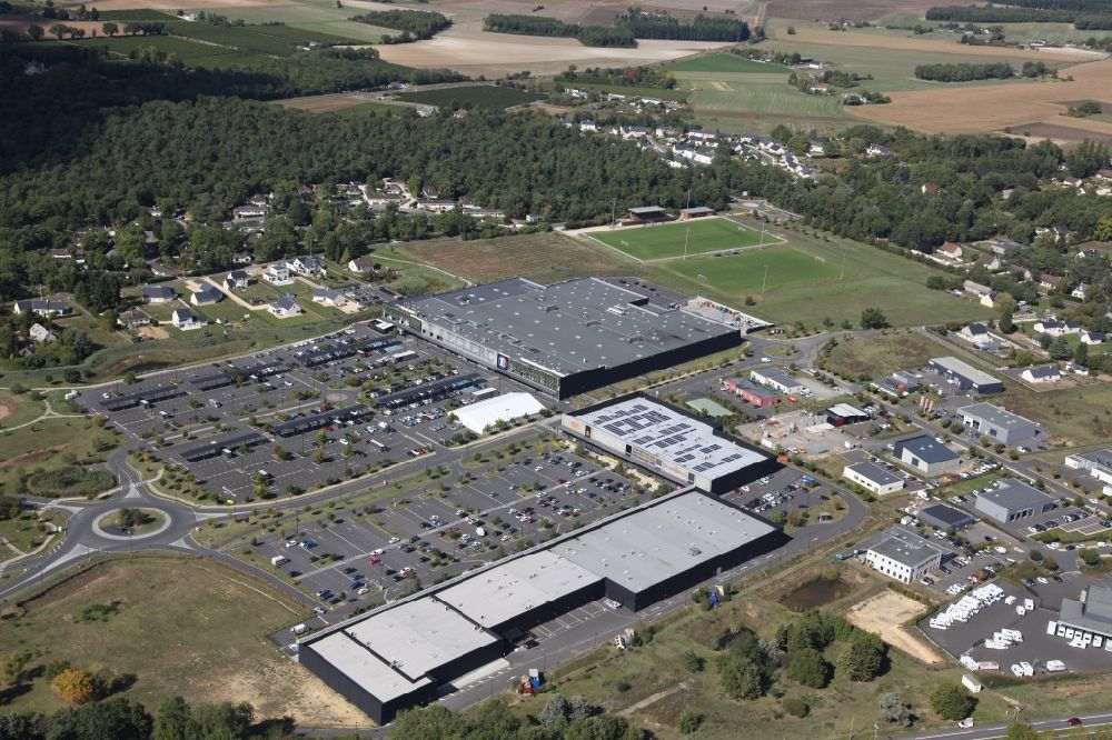 Luftaufnahme Chinon - Supermarkt E-Leclerc in Chinon in Centre-Val de Loire, Frankreich