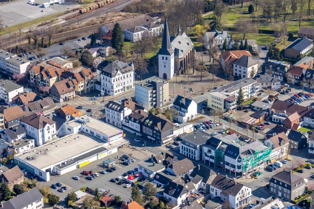 Luftaufnahme Arnsberg - Supermarkt Lidl mit Blick auf die St.-Petri-Kirche in Arnsberg im Bundesland Nordrhein-Westfalen, Deutschland