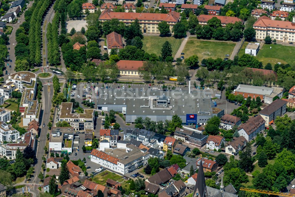 Luftaufnahme Ettlingen - Supermarkt Real in Ettlingen im Bundesland Baden-Württemberg, Deutschland
