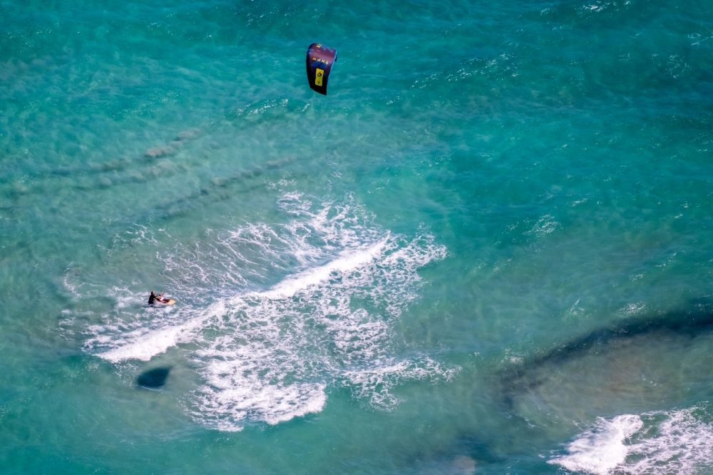 Son Serra de Marina von oben - Surfer - Kitesurfer in Fahrt in der Bucht von Alcúdia in Son Serra de Marina in Balearische Insel Mallorca, Spanien