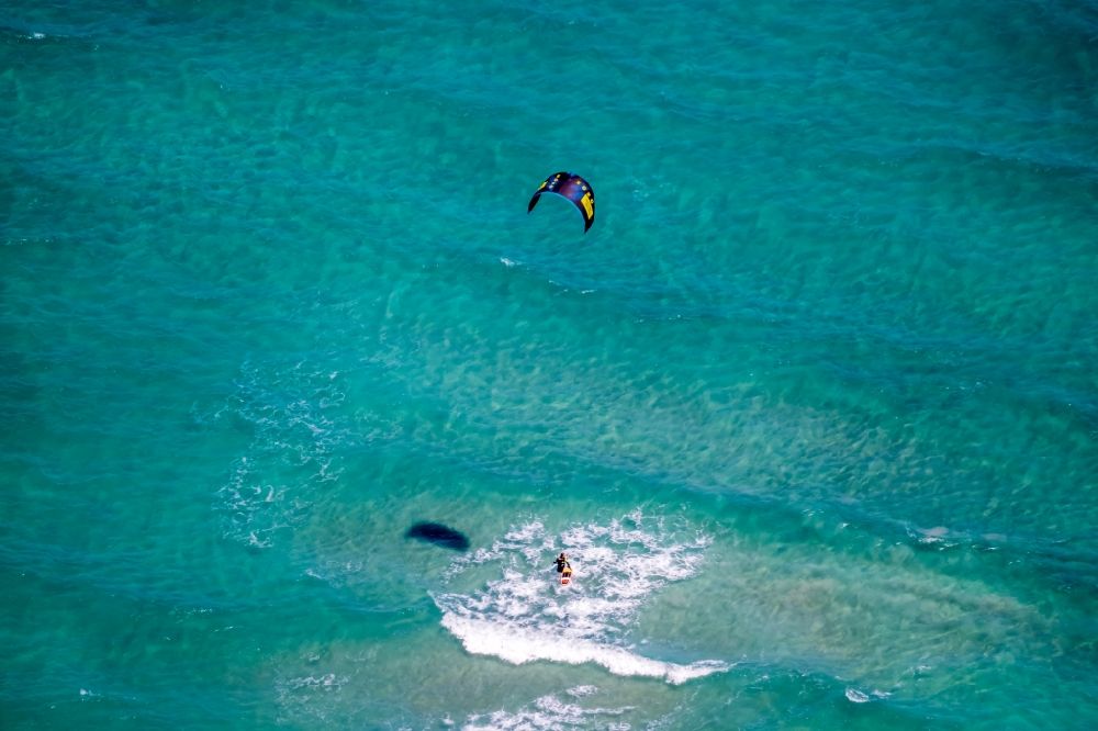 Son Serra de Marina aus der Vogelperspektive: Surfer - Kitesurfer in Fahrt in der Bucht von Alcúdia in Son Serra de Marina in Balearische Insel Mallorca, Spanien