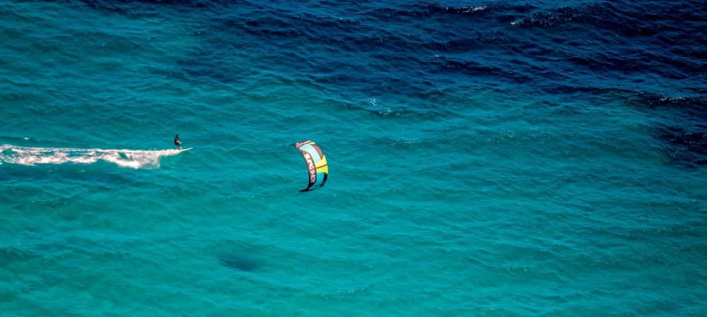Luftbild Son Serra de Marina - Surfer - Kitesurfer in Fahrt in der Bucht von Alcúdia in Son Serra de Marina in Balearische Insel Mallorca, Spanien