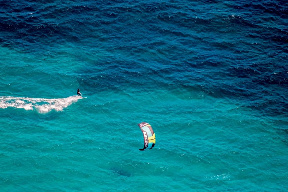 Luftaufnahme Son Serra de Marina - Surfer - Kitesurfer in Fahrt in der Bucht von Alcúdia in Son Serra de Marina in Balearische Insel Mallorca, Spanien