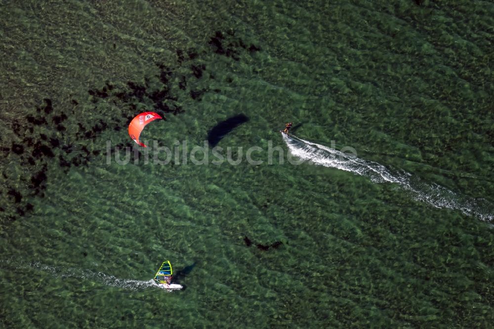 Pelzerhaken von oben - Surfer - Kitesurfer in Fahrt an der Ostsee- Meeres- Küste in Pelzerhaken im Bundesland Schleswig-Holstein, Deutschland