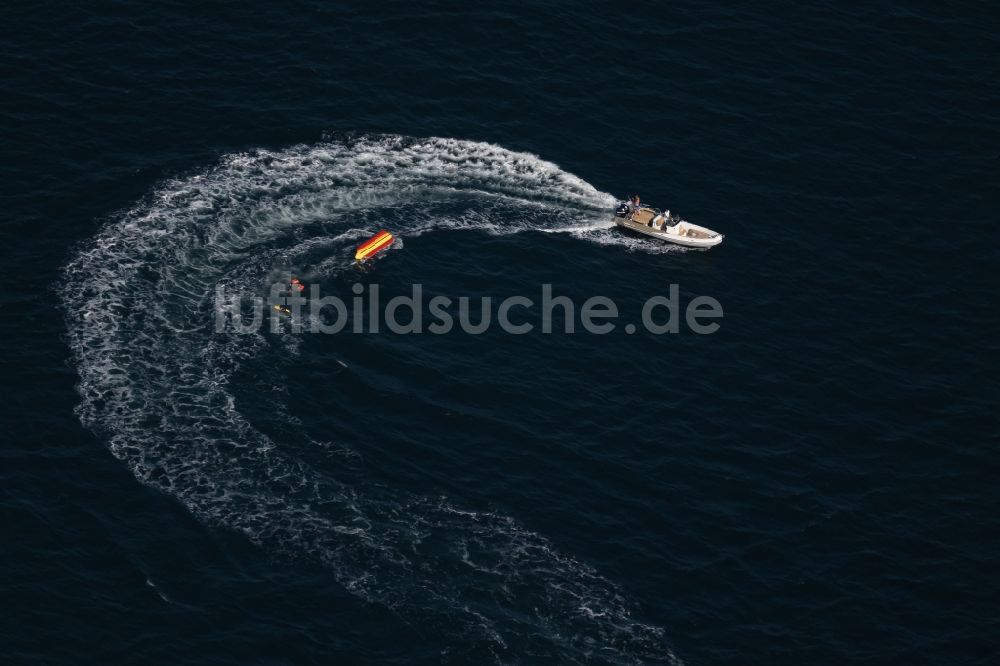 Luftaufnahme Pelzerhaken - Surfer - Kitesurfer in Fahrt an der Ostsee- Meeres- Küste in Pelzerhaken im Bundesland Schleswig-Holstein, Deutschland