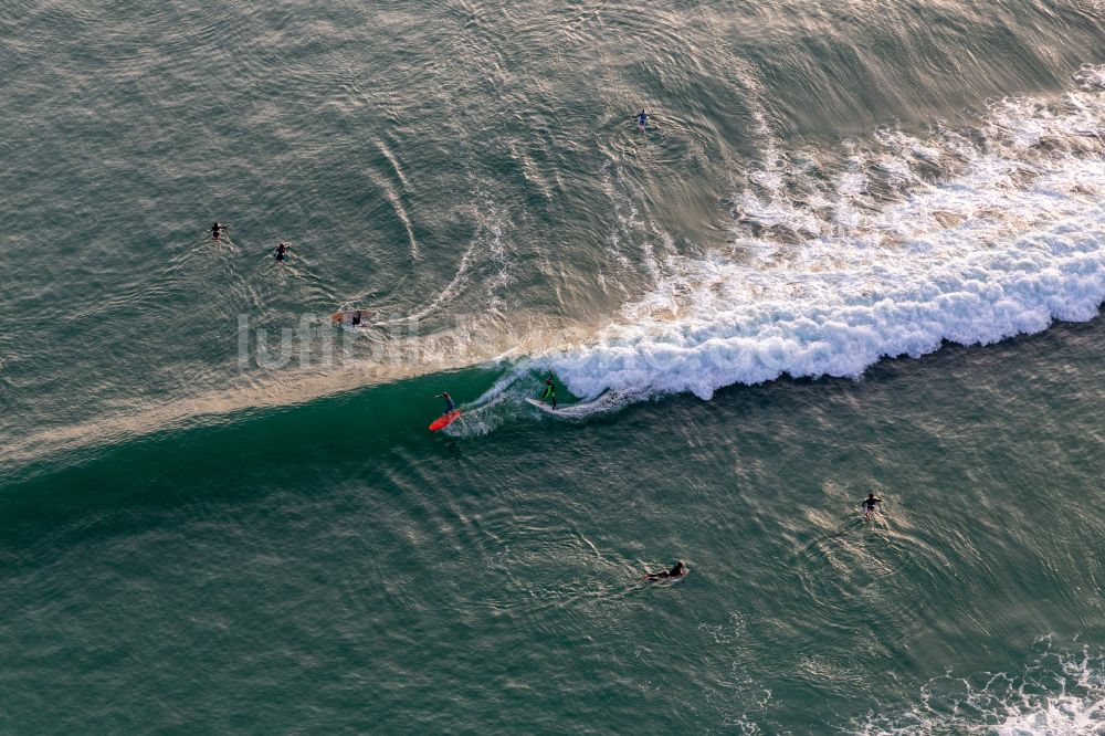 Plomeur von oben - Surfer - Wellenreiter in Fahrt auf der Biskaya einer Bucht im Atlantischen Ozean in Plomeur in Bretagne, Frankreich