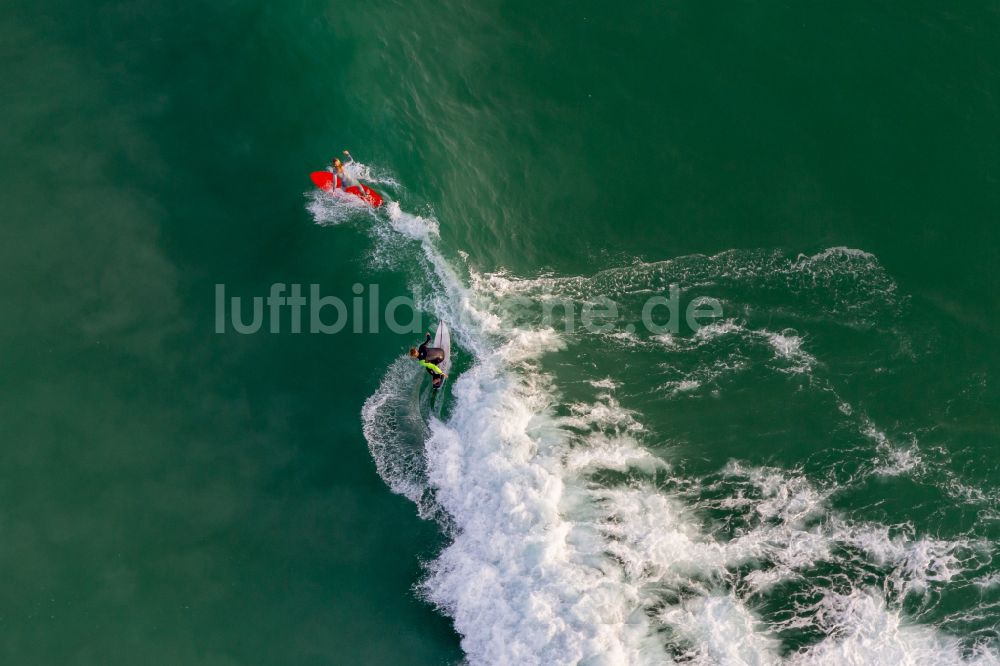 Plomeur aus der Vogelperspektive: Surfer - Wellenreiter in Fahrt auf der Biskaya einer Bucht im Atlantischen Ozean in Plomeur in Bretagne, Frankreich