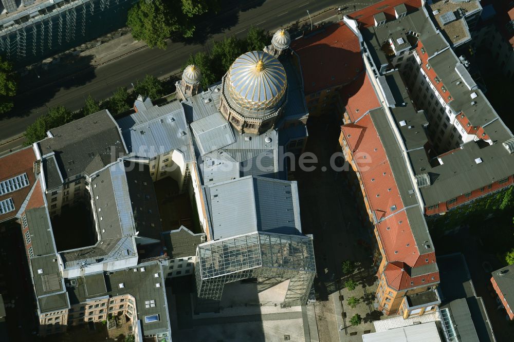 Luftaufnahme Berlin - Synagogen- Gebäude der jüdischen Gemeinde Stiftung Neue Synagoge Berlin - Centrum Judaicum im Ortsteil Mitte in Berlin, Deutschland