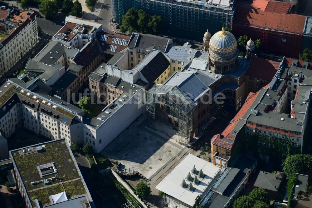 Luftaufnahme Berlin - Synagogen- Gebäude der jüdischen Gemeinde Stiftung Neue Synagoge Berlin - Centrum Judaicum im Ortsteil Mitte in Berlin, Deutschland