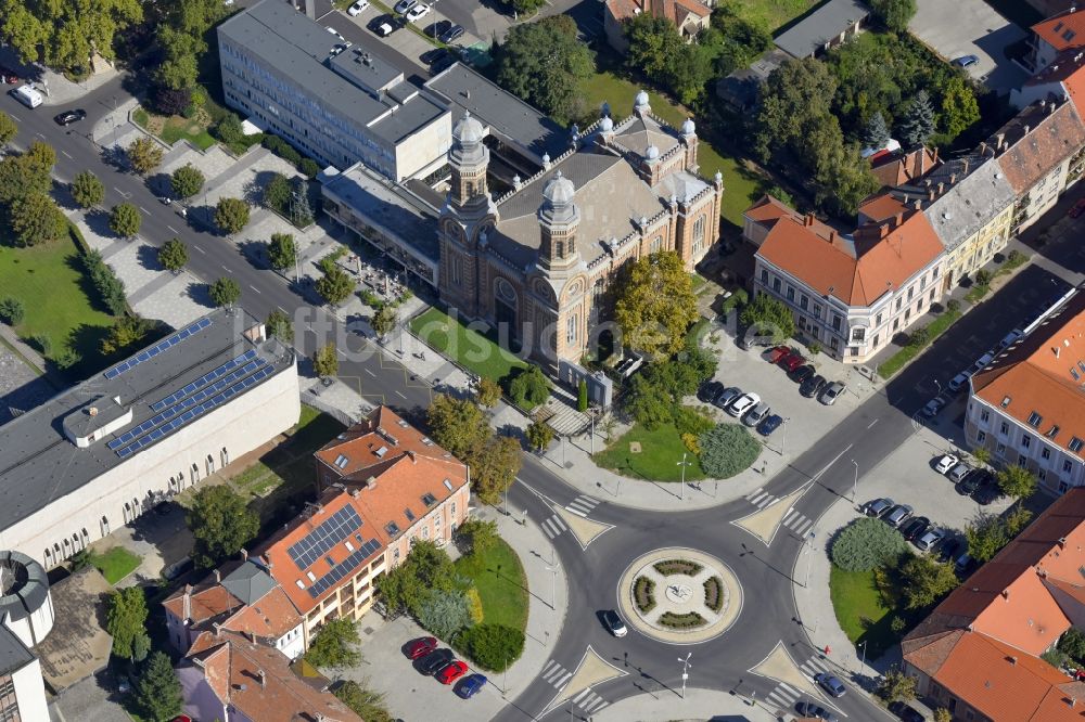 Szombathely von oben - Synagogen- Gebäude der jüdischen Gemeinde in Szombathely in Vas, Ungarn