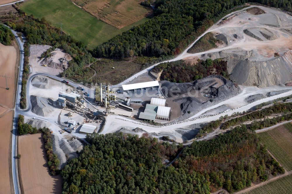 Gössenheim von oben - Tagebau und Baustoff- Werk in Gössenheim im Bundesland Bayern, Deutschland