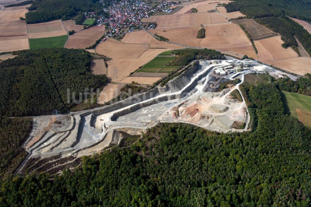 Gössenheim aus der Vogelperspektive: Tagebau und Baustoff- Werk in Gössenheim im Bundesland Bayern, Deutschland