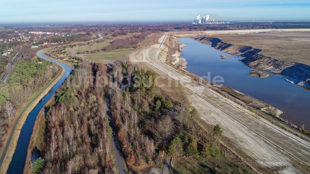 Luftaufnahme Cottbus - Tagebau Rekultivierung am See Ostsee im Ortsteil Dissenchen in Cottbus im Bundesland Brandenburg, Deutschland