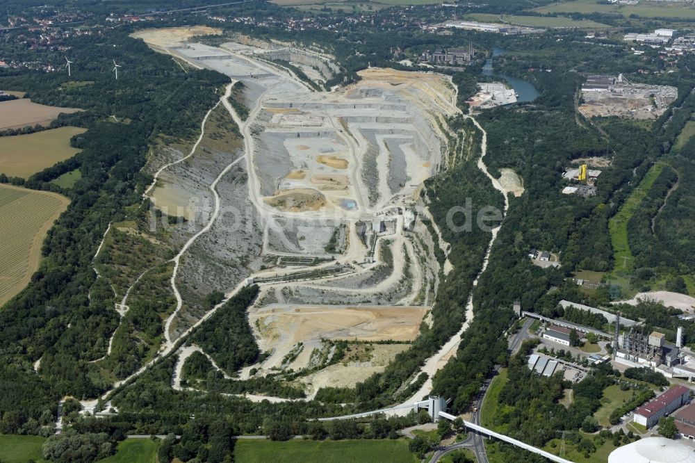 Luftaufnahme Rüdersdorf - Tagebau und Zementwerk Rüdersdorf im Bundesland Brandenburg
