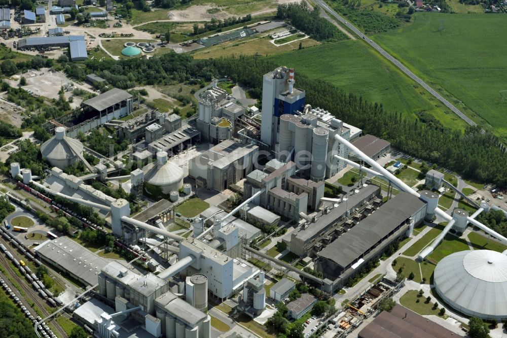 Luftaufnahme Rüdersdorf - Tagebau und Zementwerk Rüdersdorf im Bundesland Brandenburg