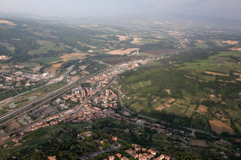 Orvieto von oben - Tal des Tiber bei Orvieto in Umbrien in Italien