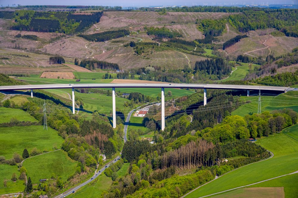 Nuttlar aus der Vogelperspektive: Talbrücke Nuttlar der BAB 46 bei Nuttlar in Nordrhein-Westfalen