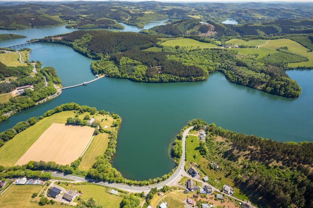 Wörmge von oben - Talsperren- Staudamm und Listertalsperre bei Wörmge im Bundesland Nordrhein-Westfalen, Deutschland