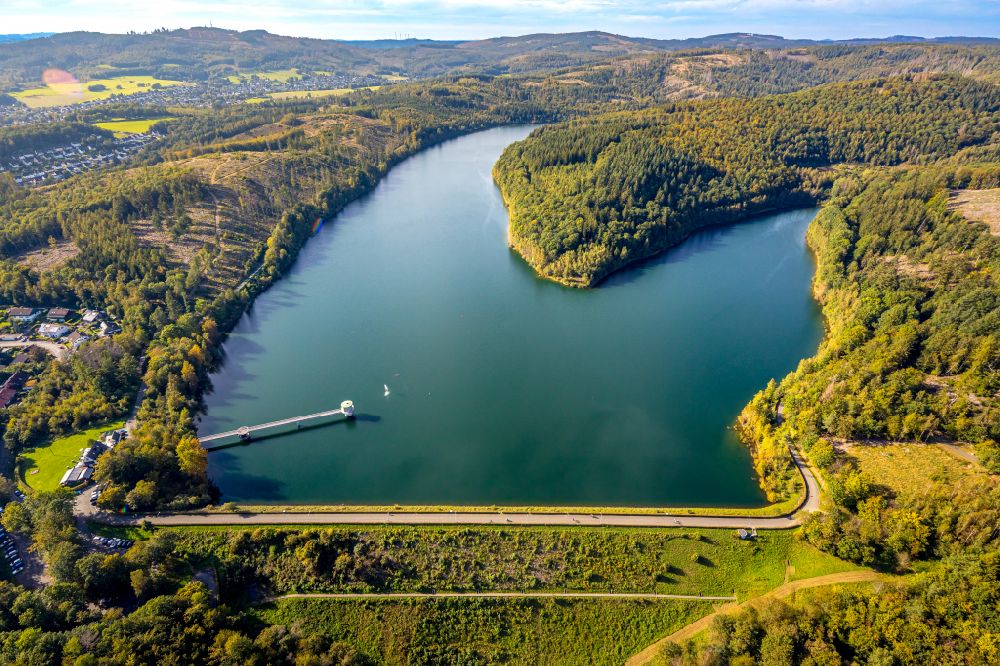 Allenbach aus der Vogelperspektive: Talsperren - Staudamm und Stausee in Allenbach im Bundesland Nordrhein-Westfalen, Deutschland