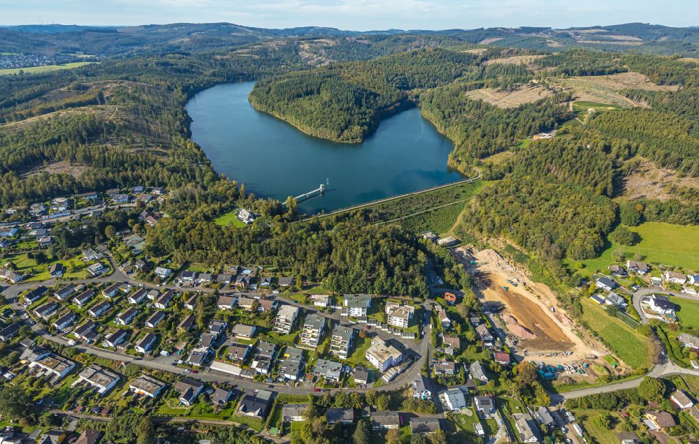 Allenbach aus der Vogelperspektive: Talsperren - Staudamm und Stausee in Allenbach im Bundesland Nordrhein-Westfalen, Deutschland
