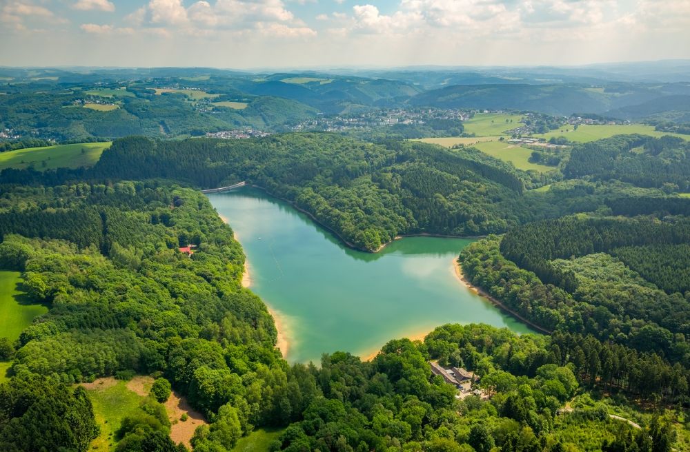Breckerfeld aus der Vogelperspektive: Talsperren - Staudamm und Stausee in Breckerfeld im Bundesland Nordrhein-Westfalen, Deutschland