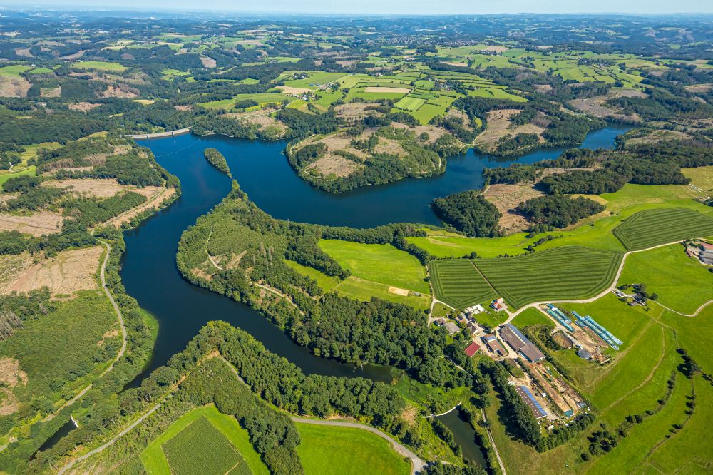 Breckerfeld aus der Vogelperspektive: Talsperren - Staudamm und Stausee in Breckerfeld im Bundesland Nordrhein-Westfalen, Deutschland