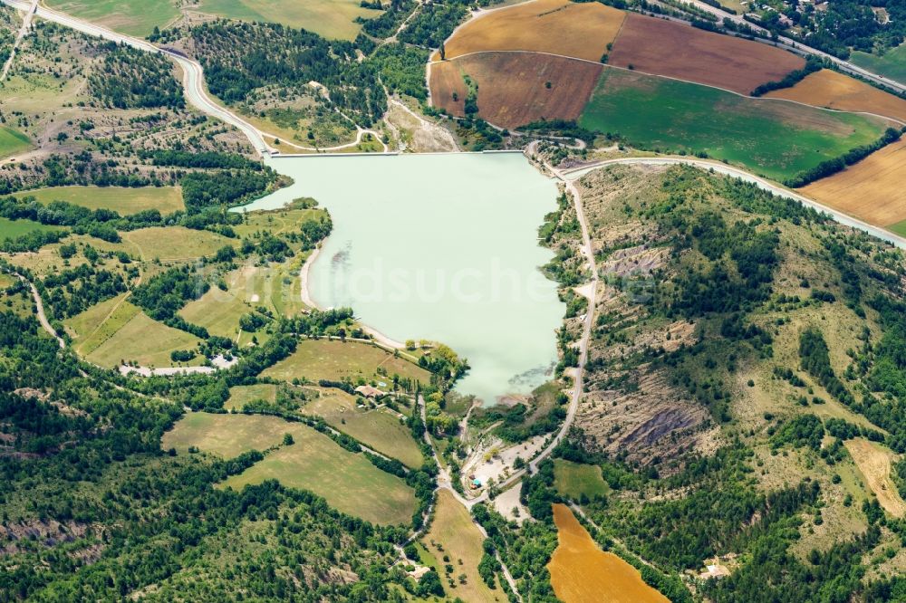 Luftaufnahme Eyguians - Talsperren - Staudamm und Stausee in Eyguians in Provence-Alpes-Cote d'Azur, Frankreich