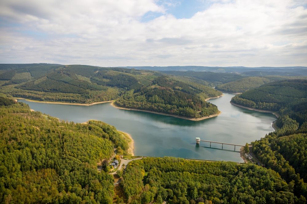 Netphen aus der Vogelperspektive: Talsperren - Staudamm und Stausee in Netphen im Bundesland Nordrhein-Westfalen, Deutschland