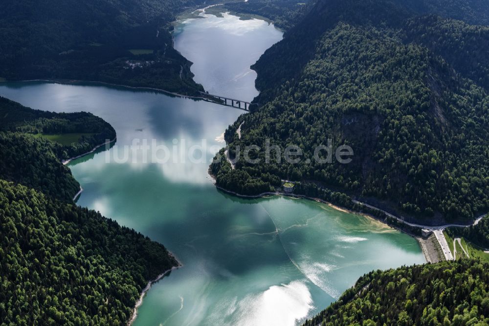 Luftbild Lenggries - Talsperren - Staudamm und Uferbereiche am Stausee Sylvensteinspeicher bei Lenggries - Fall im Bundesland Bayern, Deutschland