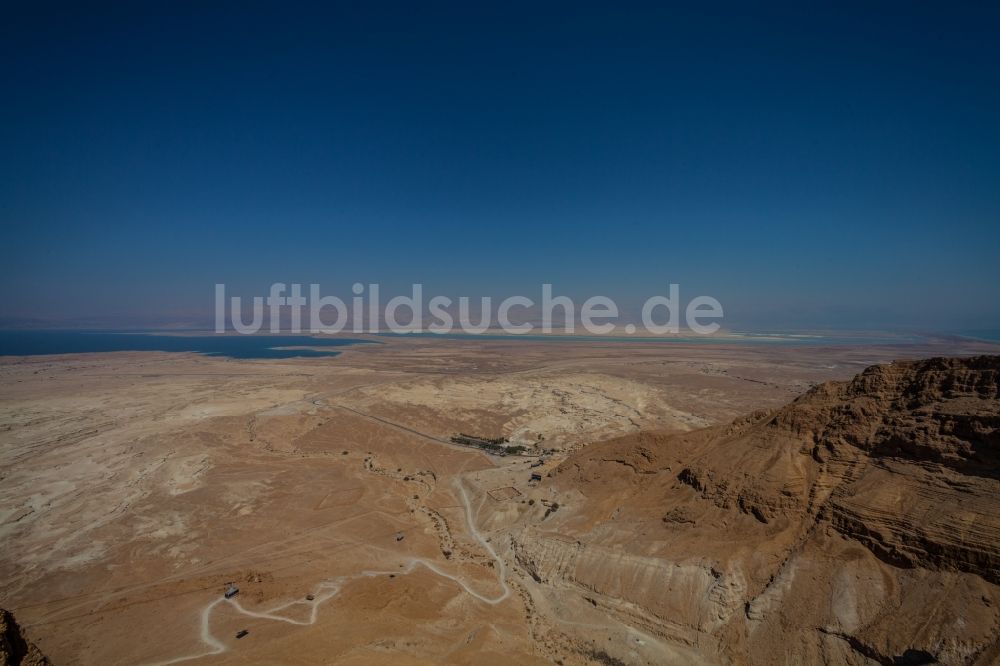 Masada von oben - Talstation der Seilbahn in Masada am Toten Meer im South District, Israel