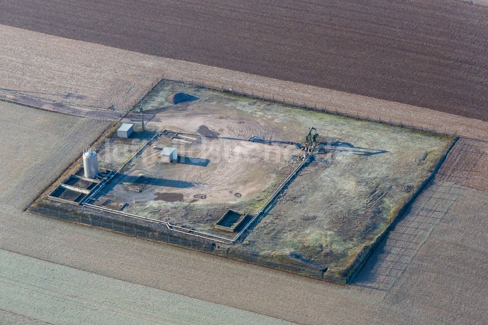Niederlauterbach aus der Vogelperspektive: Tank und Förderpumpe zur Erdölgewinnung in der Rheinebene in Niederlauterbach in Grand Est, Frankreich