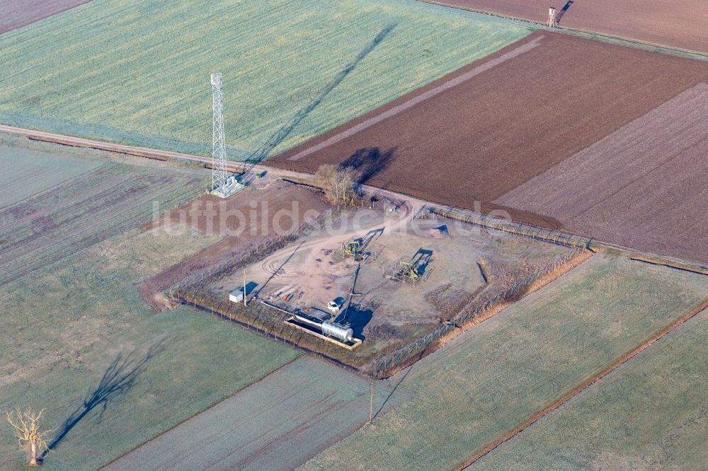 Luftaufnahme Niederlauterbach - Tank und Förderpumpe zur Erdölgewinnung in der Rheinebene in Niederlauterbach in Grand Est, Frankreich