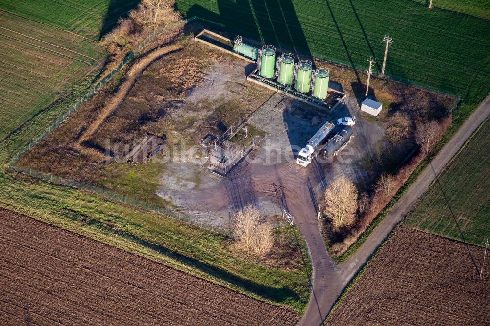 Niederlauterbach aus der Vogelperspektive: Tank und Förderpumpe zur Erdölgewinnung in der Rheinebene in Niederlauterbach in Grand Est, Frankreich